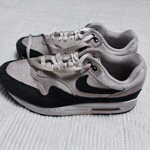 Women’s 9 Nike Air Max